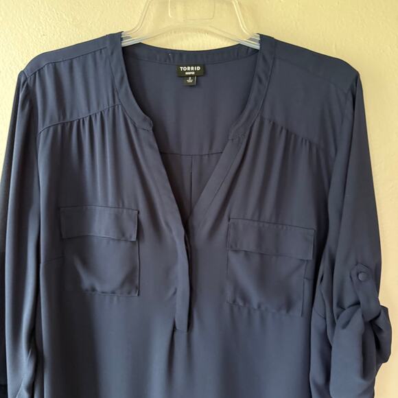 Torrid Harper Size 2X Navy Blue Blouse roll tab sleeves - Picture 3 of 8